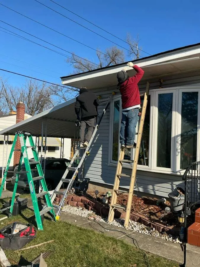 Restoration crew performing exterior repair in Des Peres